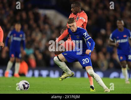 Londres, Royaume-Uni. 15 avril 2024. Cole Palmer de Chelsea et Abdoulaye Doucouré d'Everton disputent le ballon lors du match de premier League à Stamford Bridge, Londres. Le crédit photo devrait se lire : Paul Terry/Sportimage crédit : Sportimage Ltd/Alamy Live News Banque D'Images