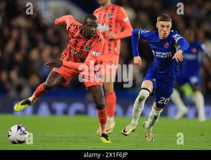 Londres, Royaume-Uni. 15 avril 2024. Cole Palmer de Chelsea et Abdoulaye Doucouré d'Everton disputent le ballon lors du match de premier League à Stamford Bridge, Londres. Le crédit photo devrait se lire : Paul Terry/Sportimage crédit : Sportimage Ltd/Alamy Live News Banque D'Images