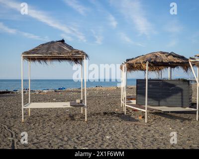 Maisons décoratives abandonnées avec des toits de chaume sur le bord de mer. Hors saison. Manque de touristes. crise Banque D'Images