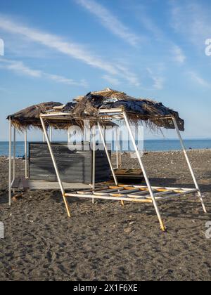 Maisons décoratives abandonnées avec des toits de chaume sur le bord de mer. Hors saison. Manque de touristes. crise Banque D'Images