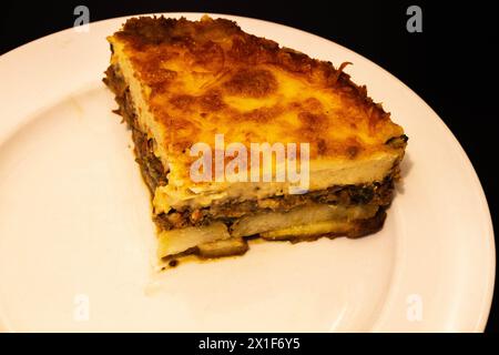 Laissez-vous tenter par la riche tradition culinaire de la Méditerranée avec cette assiette alléchante de moussaka. Couches d'aubergines tendres, viande hachée salée, et c Banque D'Images