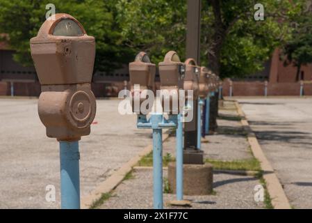 Parcmètres pour un quartier commerçant fermé et abandonné à Baltimore, MD Banque D'Images