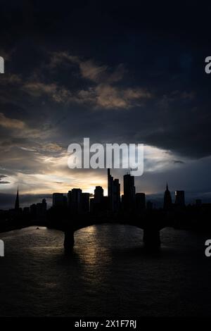 Wolken über der Frankfurter Skyline Dichte Wolken ziehen am Abend über die Frankfurter Bankenskyline hinweg. Frankfurt am main Flößerbrücke Hessen Deutschland *** nuages au-dessus de l'horizon de Francfort des nuages denses dérivent au-dessus de l'horizon bancaire de Francfort dans la soirée Frankfurt am main Flößerbrücke Hesse Allemagne 2024-04-16 ffm skyline06 Banque D'Images