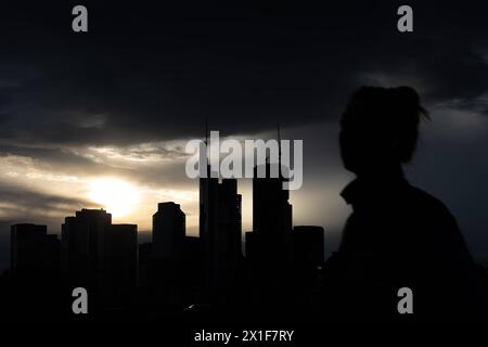 Wolken über der Frankfurter Skyline Dichte Wolken ziehen am Abend über die Frankfurter Bankenskyline hinweg. Frankfurt am main Flößerbrücke Hessen Deutschland *** nuages au-dessus de l'horizon de Francfort des nuages denses dérivent au-dessus de l'horizon bancaire de Francfort dans la soirée Frankfurt am main Flößerbrücke Hesse Allemagne 2024-04-16 ffm skyline02 Banque D'Images