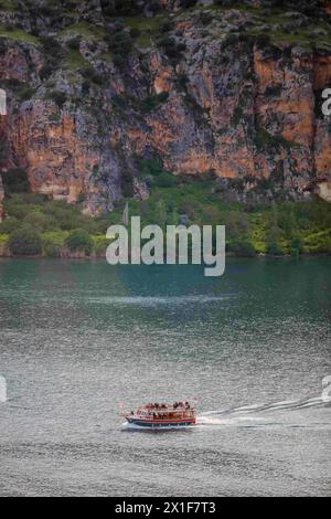 Halfeti, province de Sanliurfa, Turkiye. 14 avril 2024. Halfeti, Turkiye. 15 avril 2024. Les touristes visitent le quartier de Halfeti naviguant sur un bateau le long de la rivière Euprathes et profitant de la vue pittoresque. Un certain nombre de villes du district ont été considérablement submergées dans l'eau après la construction du barrage de Birecik sur l'Euphrate dans les années 1990. Pourtant, certaines maisons, minarets, vieux châteaux et autres monuments historiques sont restés au-dessus de l'eau (crédit image : © Zakariya Yahya/IMAGESLIVE via ZUMA Press Wire) USAGE ÉDITORIAL EXCLUSIF ! Non destiné à UN USAGE commercial ! Banque D'Images