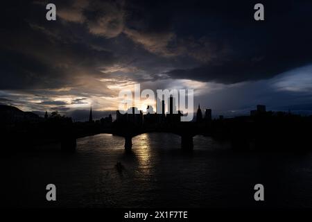 Wolken über der Frankfurter Skyline Dichte Wolken ziehen am Abend über die Frankfurter Bankenskyline hinweg. Frankfurt am main Flößerbrücke Hessen Deutschland *** nuages au-dessus de l'horizon de Francfort des nuages denses dérivent au-dessus de l'horizon bancaire de Francfort dans la soirée Frankfurt am main Flößerbrücke Hesse Allemagne 2024-04-16 ffm skyline05 Banque D'Images