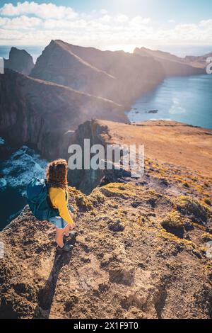 Description : vue de dessus d'un Backpacker regardant d'une vue panoramique matinale sur les contreforts d'une île dans l'océan Atlantique. São Lourenço, ma Banque D'Images