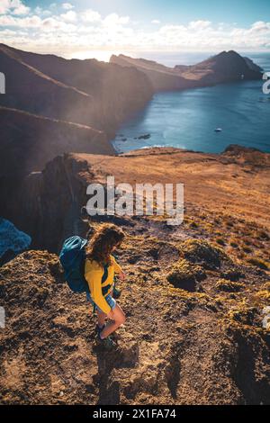 Description : vue d'angle de dessus d'une femme routard marchant vers le bas des contreforts d'une île dans l'océan Atlantique. São Lourenço, Île de Madère, po Banque D'Images