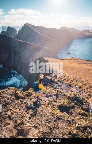 Description : vue d'angle de dessus d'une femme routard marchant vers le bas des contreforts venteux d'une île dans l'océan Atlantique. São Lourenço, île de Madère Banque D'Images