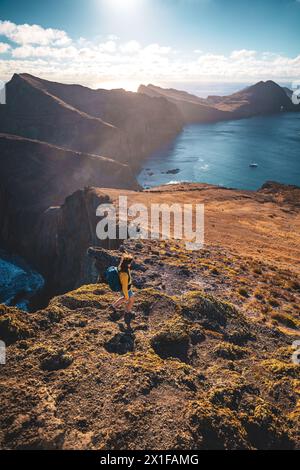 Description : vue d'angle de dessus d'un routard marchant vers le bas des contreforts d'une île dans l'océan Atlantique. São Lourenço, Île de Madère, Portugal Banque D'Images