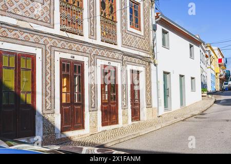 Des bâtiments traditionnels portugais avec des façades en tuiles azulejo bordent une rue à Nazare, au Portugal. Banque D'Images
