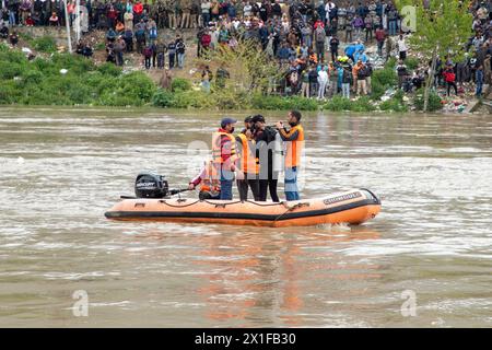 Srinagar, Inde. 16 avril 2024. Les sauveteurs de la National Disaster Response Force (NDRF) recherchent un bateau transportant des personnes, dont des enfants, qui a chaviré dans la rivière Jhelum, dans la banlieue de Srinagar. Au moins six personnes sont mortes et 19 ont disparu après que le bateau a chaviré dans la rivière Jhelum près de Srinagar, la plupart des passagers étant des enfants sur le chemin de l'école. (Photo de Faisal Bashir/Pacific Press) crédit : Pacific Press Media production Corp./Alamy Live News Banque D'Images