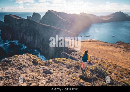 Description : vue arrière d'une femme routard jouissant vue sur les contreforts d'une île dans l'océan Atlantique. São Lourenço, île de Madère, Portuga Banque D'Images