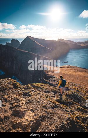 Description : vue arrière d'une femme touriste jouissant vue sur les contreforts d'une île dans l'océan Atlantique. São Lourenço, Île de Madère, Portugal, Banque D'Images