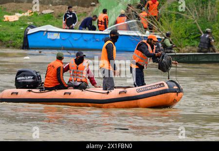 Srinagar, Jammu-et-Cachemire, Inde. 16 avril 2024. Les sauveteurs de la National Disaster Response Force (NDRF) recherchent un bateau transportant des personnes, dont des enfants, qui a chaviré dans la rivière Jhelum, dans la banlieue de Srinagar. Au moins six personnes sont mortes et 19 ont disparu après que le bateau a chaviré dans la rivière Jhelum près de Srinagar, la plupart des passagers étant des enfants sur le chemin de l'école. (Crédit image : © Faisal Bashir/Pacific Press via ZUMA Press Wire) USAGE ÉDITORIAL SEULEMENT! Non destiné à UN USAGE commercial ! Banque D'Images