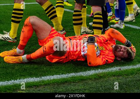 Dortmund, Rhénanie du Nord-Westphalie, Allemagne. 16 avril 2024. GREGOR KOBEL, gardien du Borussia Dortmund (1, avant), est blessé au sol après une faute dans le match de Ligue des champions de l'UEFA entre le Borussia Dortmund et l'Atletico Madrid au stade BVB Dortmund à Dortmund, Rhénanie du Nord-Westphalie, Allemagne, le 16 avril 2024. (Crédit image : © Kai Dambach/ZUMA Press Wire) USAGE ÉDITORIAL SEULEMENT! Non destiné à UN USAGE commercial ! Banque D'Images