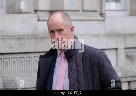 Londres, Royaume-Uni, 16 avril 2024. Le ministre d'État au ministère des Affaires et du commerce et ministre des postes Kevin Hollinrake se promène à Westminster. Crédit : onzième heure photographie/Alamy Live News Banque D'Images