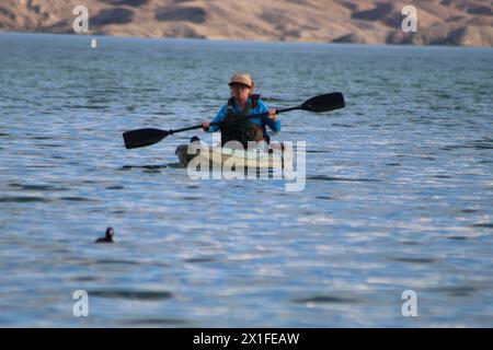 Femme kayak sur le lac Banque D'Images