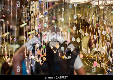 collier fait main. Chaîne de perles de différentes couleurs. Colliers en perles colorées. Banque D'Images