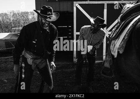 Acto, New Jersey, États-Unis. 1er mai 2021. DUSTY HARRIS de Harrisburg, Pennsylvanie, partage un rire avec un cow-boy après avoir descendu de son cheval au Crazy Faith Riders Trail Ride fonds de dons pour le Mt. Nebo Holy Church Outreach Ministry of Mt. Holly, N.J. (crédit image : © Brian Branch Price/ZUMA Press Wire) USAGE ÉDITORIAL SEULEMENT! Non destiné à UN USAGE commercial ! Banque D'Images