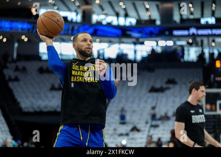 Sacramento, Californie, États-Unis. 16 avril 2024. Le garde des Golden State Warriors Stephen Curry (30 ans) se réchauffe avant un match de play-in de la NBA au Golden 1 Center le mardi 16 avril 2024 à Sacramento. (Crédit image : © Paul Kitagaki Jr./ZUMA Press Wire) USAGE ÉDITORIAL SEULEMENT! Non destiné à UN USAGE commercial ! Banque D'Images
