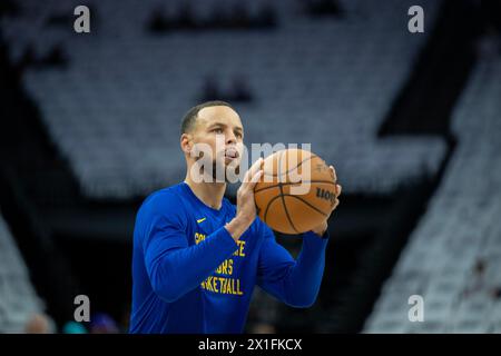 Sacramento, Californie, États-Unis. 16 avril 2024. Le garde des Golden State Warriors Stephen Curry (30 ans) se réchauffe avant un match de play-in de la NBA au Golden 1 Center le mardi 16 avril 2024 à Sacramento. (Crédit image : © Paul Kitagaki Jr./ZUMA Press Wire) USAGE ÉDITORIAL SEULEMENT! Non destiné à UN USAGE commercial ! Banque D'Images