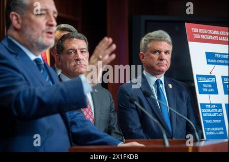 Washington, États-Unis d'Amérique. 15 février 2024. Responsables de la destitution Représentant des États-Unis Mark Green, MD (Républicain du Tennessee), Center, et le représentant des États-Unis Michael McCaul (républicain du Texas), à droite, écoutez le sénateur des États-Unis Ted Cruz (républicain du Texas) faire des remarques lors d'une conférence de presse sur le procès de destitution du secrétaire du DHS Mayorkas au Capitole des États-Unis à Washington, DC, mardi 16 avril 2024. Crédit : Rod Lamkey/CNP/SIPA USA crédit : SIPA USA/Alamy Live News Banque D'Images