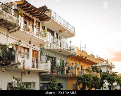 Appartements typiques de style mexicain avec balcons avec peinture colorée et décorations. Angle bas. Banque D'Images