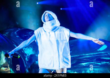 Milan, Italie. 16 avril 2024. Yolandi visser du groupe de hip-hop alternatif sud-africain Die Antwoord se produit en live à Alcatraz à Milan. (Photo de Mairo Cinquetti/SOPA images/SIPA USA) crédit : SIPA USA/Alamy Live News Banque D'Images