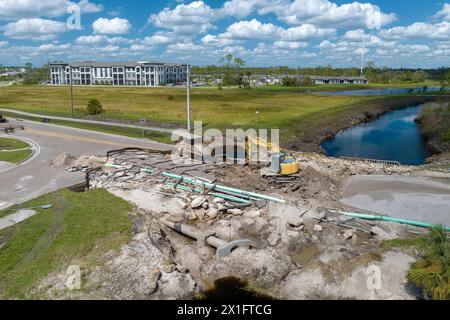 Matériel de construction sur le chantier. Reconstruction du pont routier endommagé détruit par la rivière après que les eaux d'inondation ont emporté l'asphalte. Reconstruction o Banque D'Images