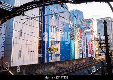 Tokyo, Japon. 16 avril 2024. Un train local JR East (JRæ±Æ-¥æœ¬) ligne Sobu-ligne Chuo (ä¸-å¤®ç·š) avec un conducteur de train faisant un bref arrêt de métro à la gare d'Akihabara, une station de transfert importante le long du réseau ferroviaire urbain de Tokyo. (Crédit image : © Taidgh Barron/ZUMA Press Wire) USAGE ÉDITORIAL SEULEMENT! Non destiné à UN USAGE commercial ! Banque D'Images