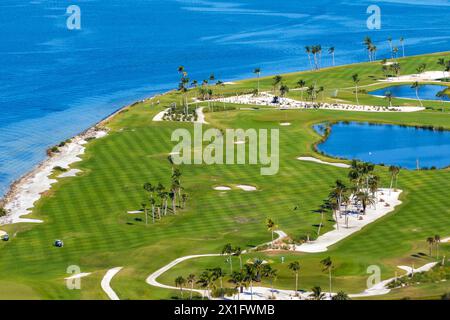 Terrain de golf en bord de mer en Floride. Terrains de sport avec herbe verte à Boca Grande, petite ville sur l'île Gasparilla Banque D'Images