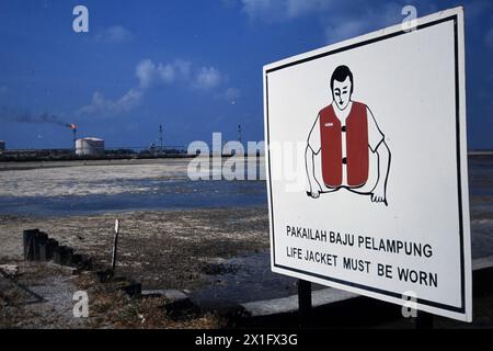 Panneau de sécurité, île de Pagerungan, mer de Java, Indonésie Banque D'Images