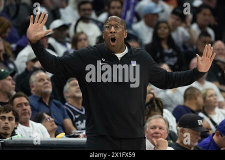Sacramento, Californie, États-Unis. 16 avril 2024. L'entraîneur des Sacramento Kings Mike Brown réagit lors d'un match de play-in NBA au Golden 1 Center le mardi 16 avril 2024 à Sacramento. (Crédit image : © Paul Kitagaki Jr./ZUMA Press Wire) USAGE ÉDITORIAL SEULEMENT! Non destiné à UN USAGE commercial ! Banque D'Images