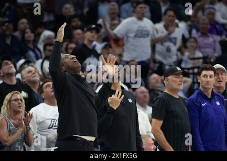 Sacramento, Californie, États-Unis. 16 avril 2024. L'entraîneur des Sacramento Kings Mike Brown réagit lors d'un match de play-in NBA au Golden 1 Center le mardi 16 avril 2024 à Sacramento. (Crédit image : © Paul Kitagaki Jr./ZUMA Press Wire) USAGE ÉDITORIAL SEULEMENT! Non destiné à UN USAGE commercial ! Banque D'Images