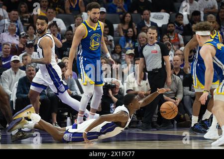 Sacramento, Californie, États-Unis. 16 avril 2024. Le garde des Sacramento Kings de'Aaron Fox (5) plonge pour le ballon lors d'un match de play-in de la NBA au Golden 1 Center le mardi 16 avril 2024 à Sacramento. (Crédit image : © Paul Kitagaki Jr./ZUMA Press Wire) USAGE ÉDITORIAL SEULEMENT! Non destiné à UN USAGE commercial ! Banque D'Images