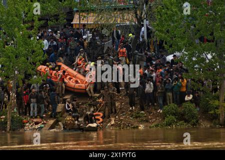 Srinagar, Inde. 16 avril 2024. (Photo de Mubashir Hassan/Pacific Press) crédit : Pacific Press Media production Corp./Alamy Live News Banque D'Images