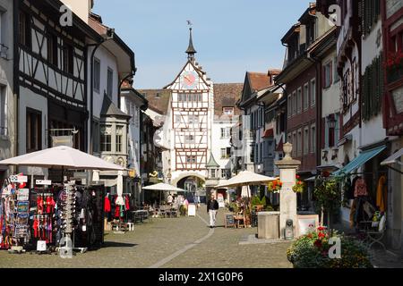 Stein am Rhein, Suisse - 22 septembre 2022 : les gens apprécient l'étroite rue pavée de la vieille ville médiévale de Stein am Rhein dans le canton de Schaffou Banque D'Images