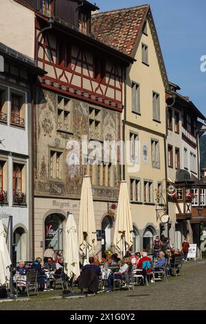 Stein am Rhein, Suisse - 22 septembre 2022 : les gens apprécient l'étroite rue pavée de la vieille ville médiévale de Stein am Rhein dans le canton de Schaffou Banque D'Images