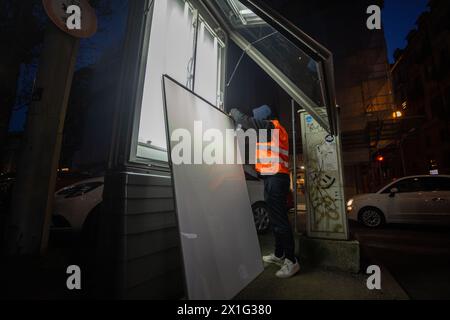 Turin, Italie. 16 avril 2024. Andrea Villa, artiste de renom originaire de Turin, connue pour avoir créé de fausses affiches publicitaires qui commentent de manière critique les politiciens et l’actualité, expose actuellement une nouvelle affiche intitulée « The Pyromani ». L'affiche représente les dirigeants impliqués dans la crise au moyen-Orient - Benjamin Netanyahu, l'ayatollah Ali Khamenei, Vladimir Poutine et Joe Biden - debout devant un bâtiment en feu, le 16 avril 2024. (Photo de Mauro Ujetto/NurPhoto) crédit : NurPhoto SRL/Alamy Live News Banque D'Images