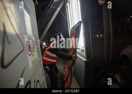 Turin, Italie. 16 avril 2024. Andrea Villa, artiste de renom originaire de Turin, connue pour avoir créé de fausses affiches publicitaires qui commentent de manière critique les politiciens et l’actualité, expose actuellement une nouvelle affiche intitulée « The Pyromani ». L'affiche représente les dirigeants impliqués dans la crise au moyen-Orient - Benjamin Netanyahu, l'ayatollah Ali Khamenei, Vladimir Poutine et Joe Biden - debout devant un bâtiment en feu, le 16 avril 2024. (Photo de Mauro Ujetto/NurPhoto) crédit : NurPhoto SRL/Alamy Live News Banque D'Images