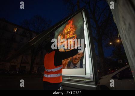 Turin, Italie. 16 avril 2024. Andrea Villa, artiste de renom originaire de Turin, connue pour avoir créé de fausses affiches publicitaires qui commentent de manière critique les politiciens et l’actualité, expose actuellement une nouvelle affiche intitulée « The Pyromani ». L'affiche représente les dirigeants impliqués dans la crise au moyen-Orient - Benjamin Netanyahu, l'ayatollah Ali Khamenei, Vladimir Poutine et Joe Biden - debout devant un bâtiment en feu, le 16 avril 2024. (Photo de Mauro Ujetto/NurPhoto) crédit : NurPhoto SRL/Alamy Live News Banque D'Images