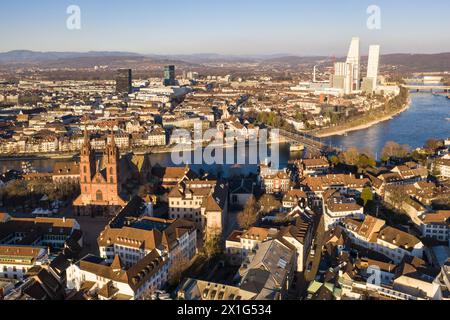 Bâle, Suisse : vue aérienne de la vieille ville de Bâle, de la cathédrale et de la tour de bureaux le long du Rhin en fin d'après-midi en Suisse plus grande Banque D'Images