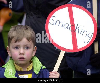 Photo du dossier datée du 15/04/00 d'un jeune enfant tenant une pancarte anti-coups sur la marche vers Downing Street, Londres. Les lois doivent être modifiées pour que le fait de frapper un enfant ne soit pas considéré comme acceptable en aucune circonstance, ont exhorté les pédiatres. La loi en vigueur en Angleterre et en Irlande du Nord a créé des ???zones grises ??? Ce qui signifie qu'il existe parfois une défense contre les châtiments corporels, a déclaré le Collège royal de pédiatrie et de santé infantile (RCPCH). Date d'émission : mercredi 17 avril 2024. Banque D'Images