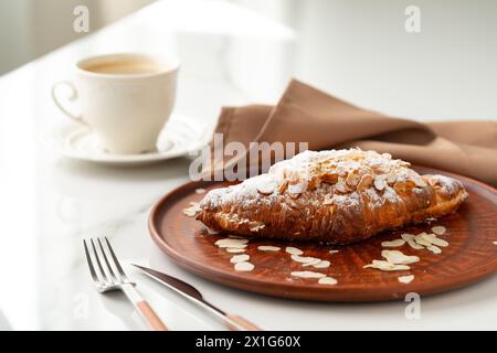 Croissant d'amandes sur plaque d'argile de près Banque D'Images