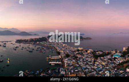 Cheung Chau, Hong Kong : panorama aérien du coucher de soleil sur l'île de Cheung Chau à Hong Kong Banque D'Images