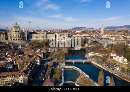 Berne, Suisse : vue aérienne de Berne avec le Parlement, la cathédrale, les bains Marzili et le pont Kirchenfeld sur l'Aar Banque D'Images