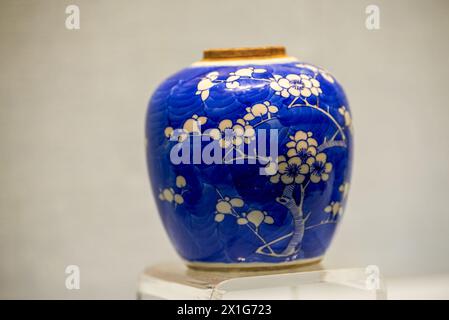 Gros plan d'un vase en céramique chinois de luxe vintage Banque D'Images