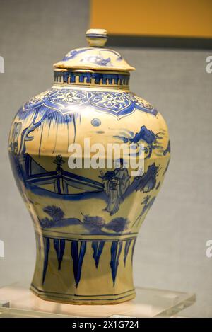 Gros plan d'un vase en céramique chinois de luxe vintage Banque D'Images