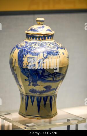 Gros plan d'un vase en céramique chinois de luxe vintage Banque D'Images